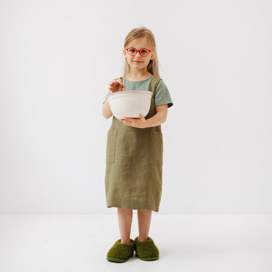 Vaikų Martini Olive lino Pinafore prijuostė — naturalusdrabuziai.lt