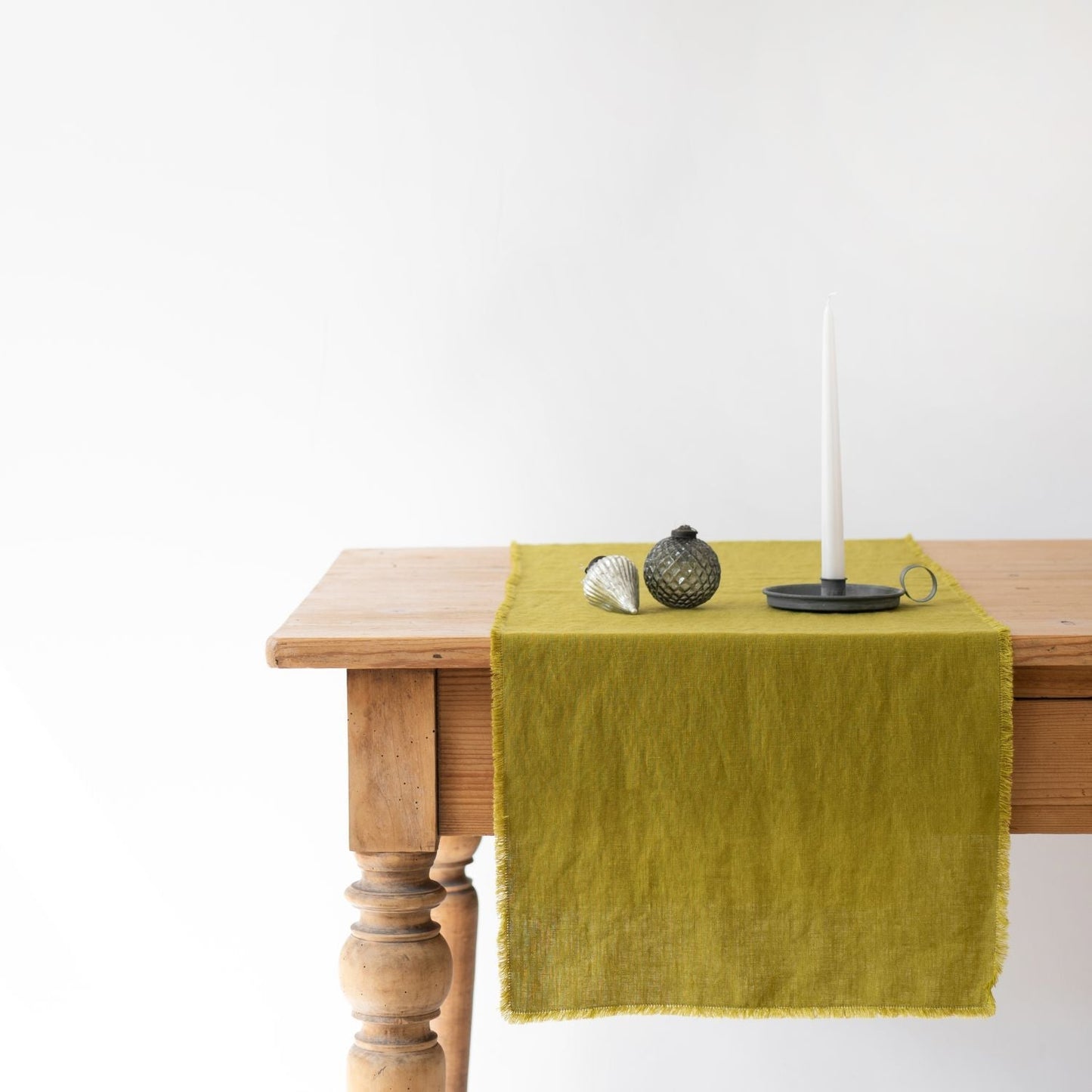 Moss Green lino stalo takelis su kutais — naturalusdrabuziai.lt