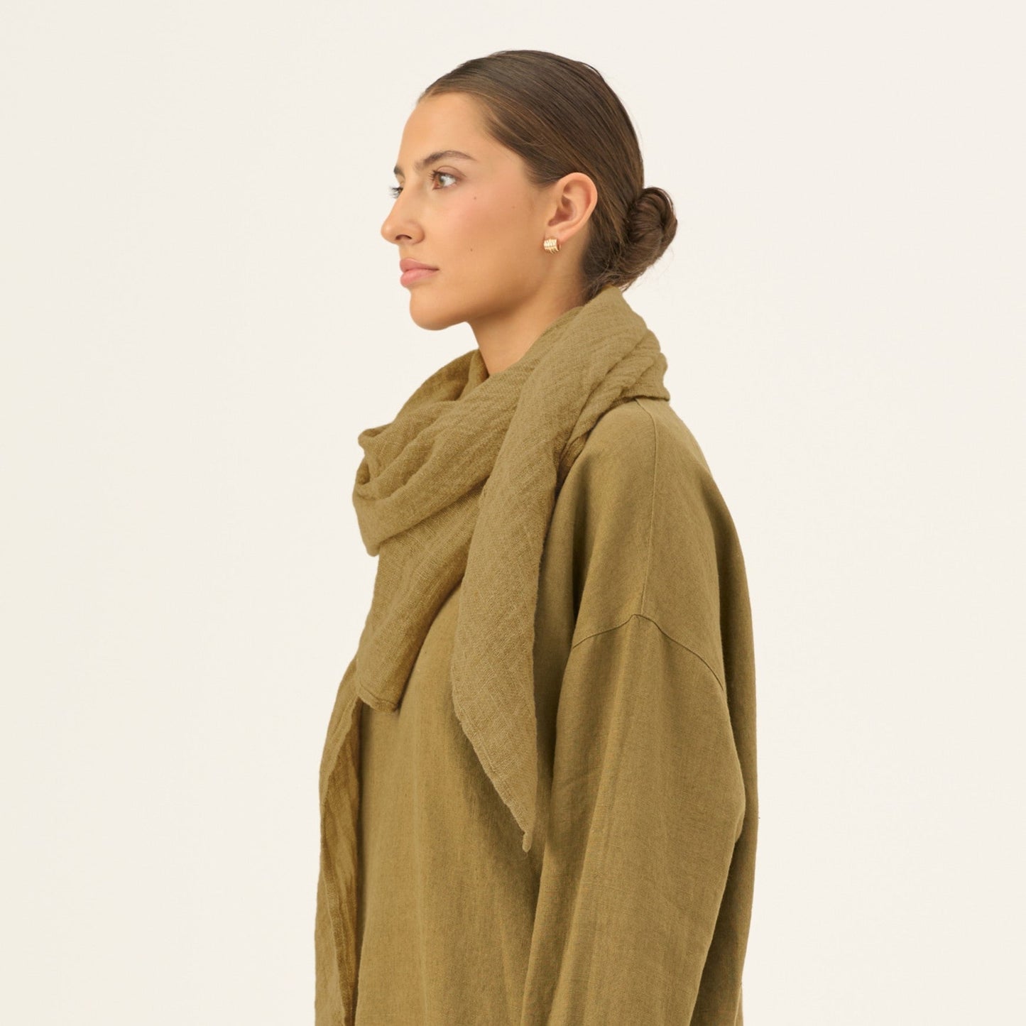 Olive Khaki lino Lupine šalikas — naturalusdrabuziai.lt