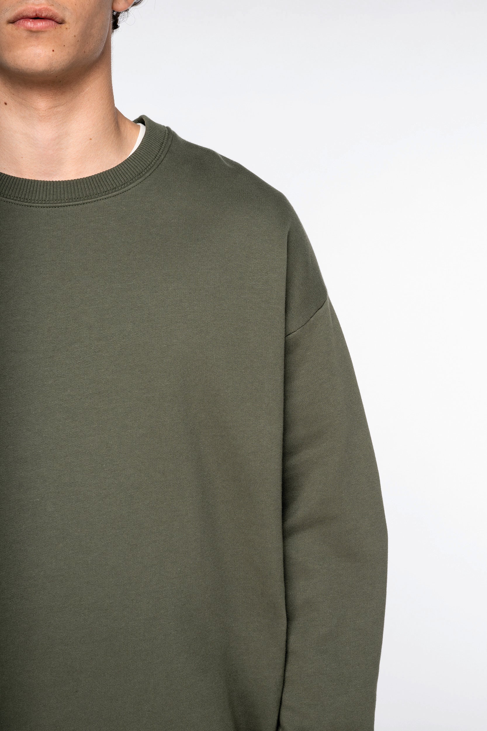 Unisex oversized organinės medvilnės džemperis su apvaliu kaklu — naturalusdrabuziai.lt