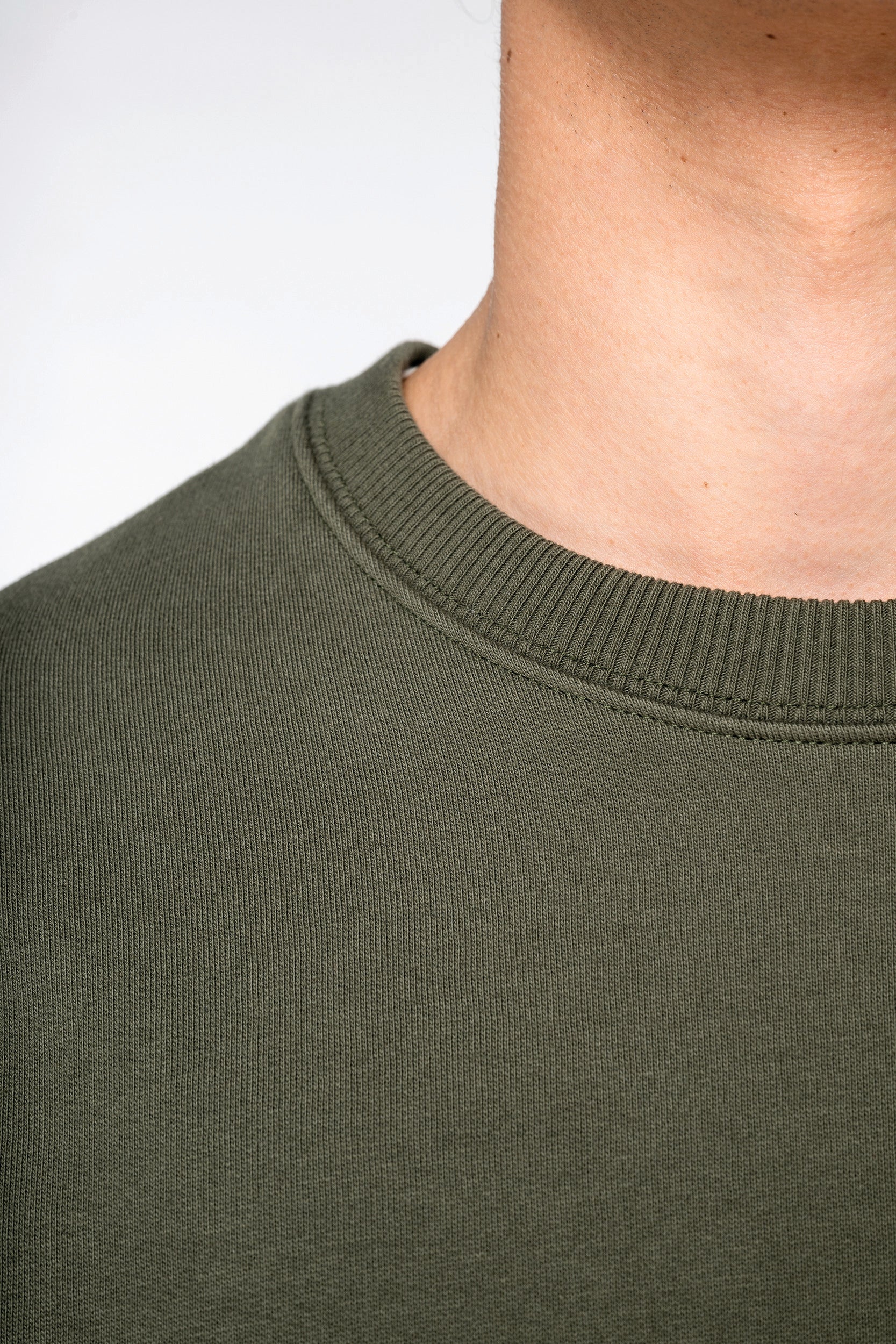 Unisex oversized organinės medvilnės džemperis su apvaliu kaklu — naturalusdrabuziai.lt