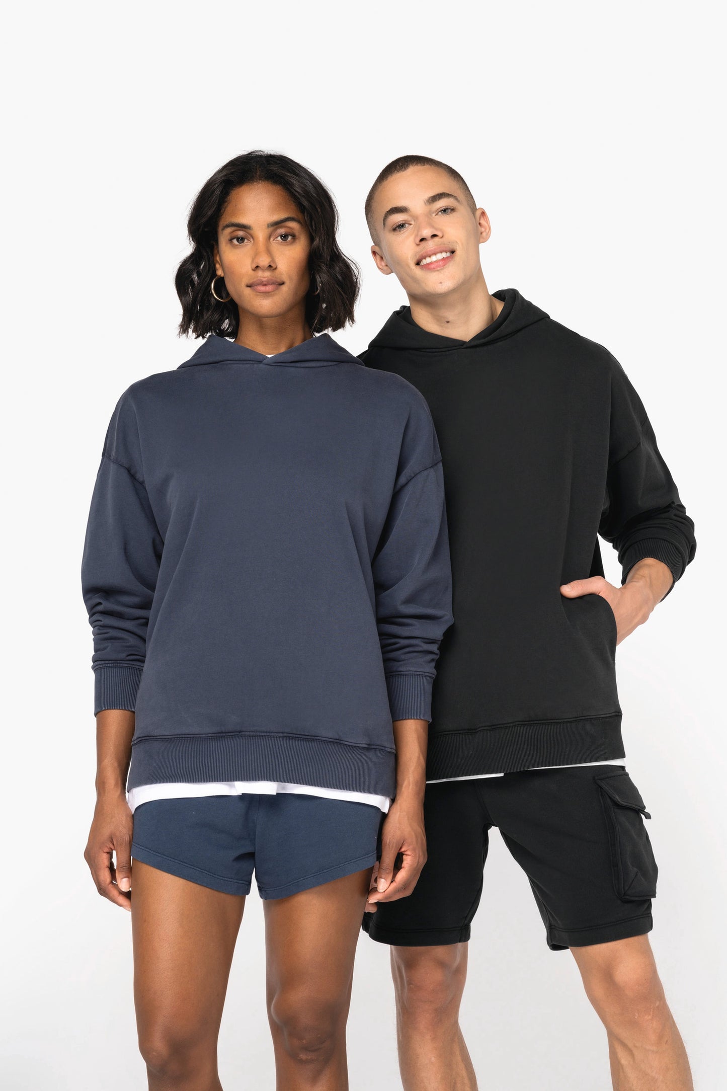 Unisex ekologiškos medvilnės oversized džemperis su gobtuvu — naturalusdrabuziai.lt
