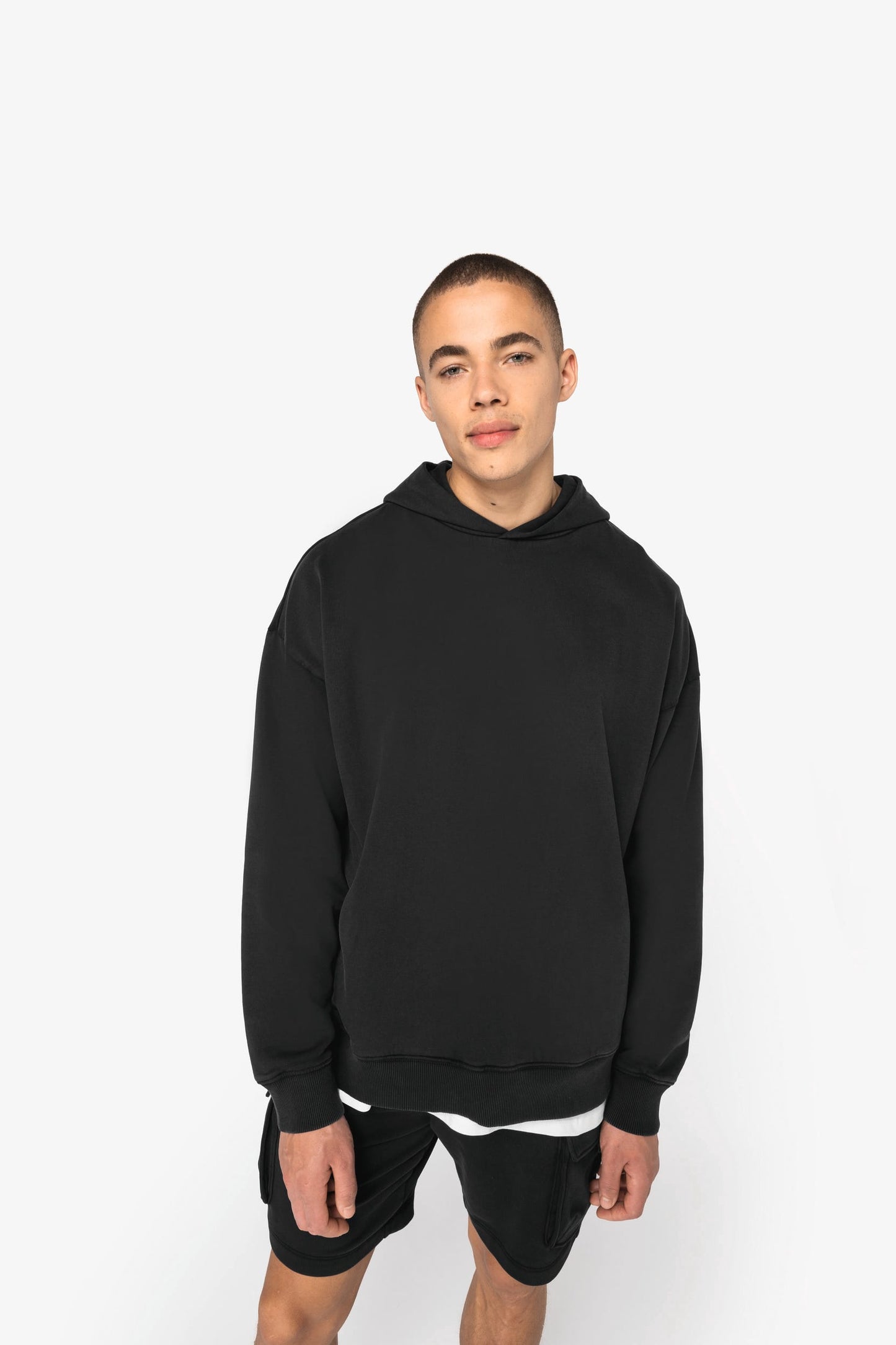 Unisex oversized organinės medvilnės džemperis su gobtuvu ir plačiomis rankovėmis — naturalusdrabuziai.lt