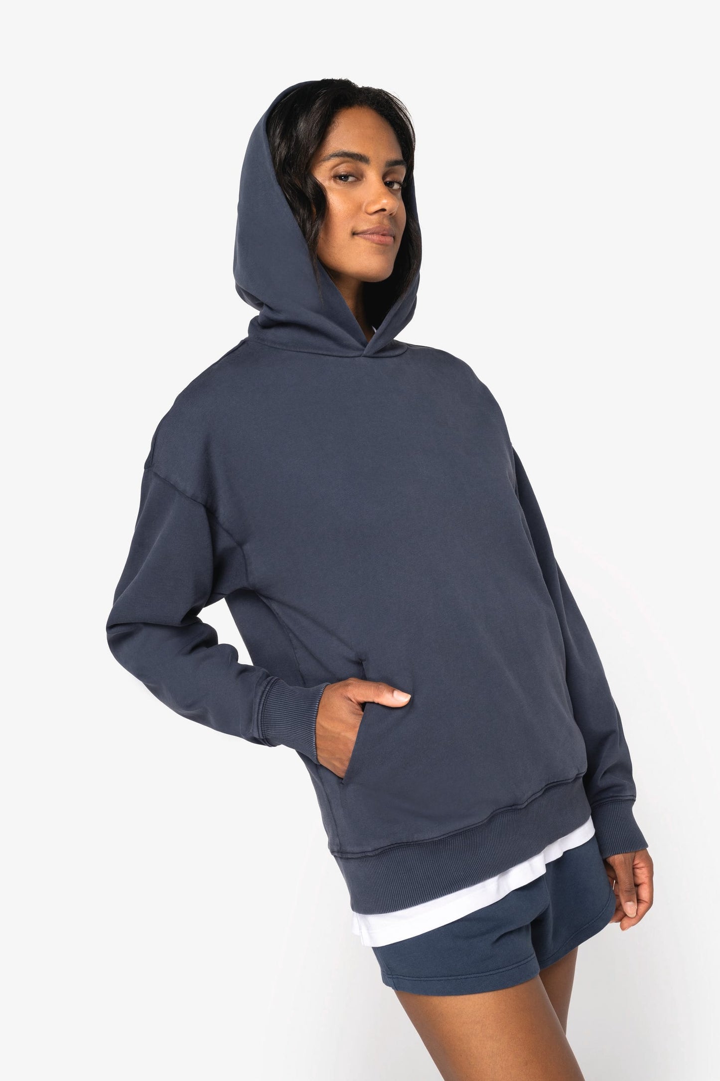 Unisex oversized organinės medvilnės džemperis su gobtuvu ir plačiomis rankovėmis — naturalusdrabuziai.lt