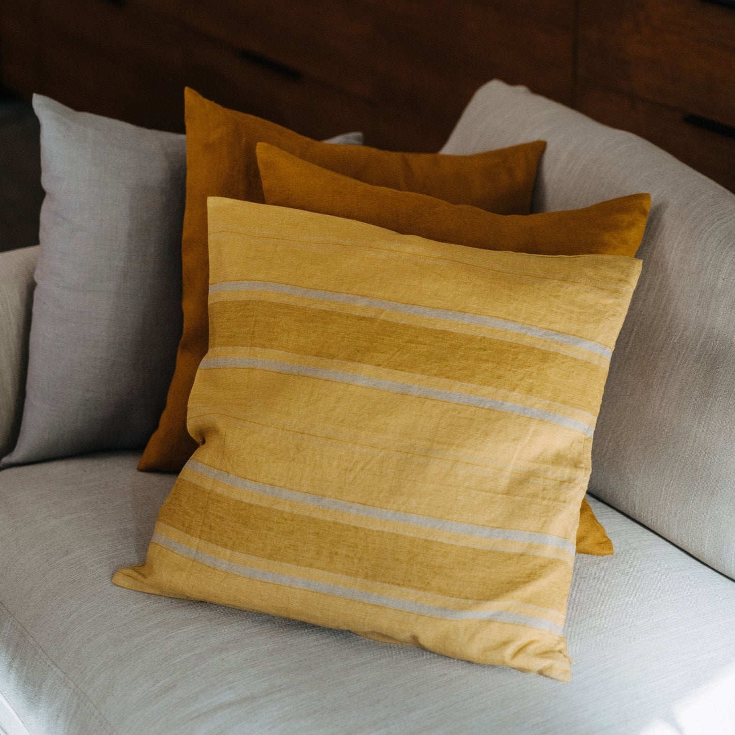 Amber Bronze Stripes lino pagalvėlės užvalkalas — naturalusdrabuziai.lt