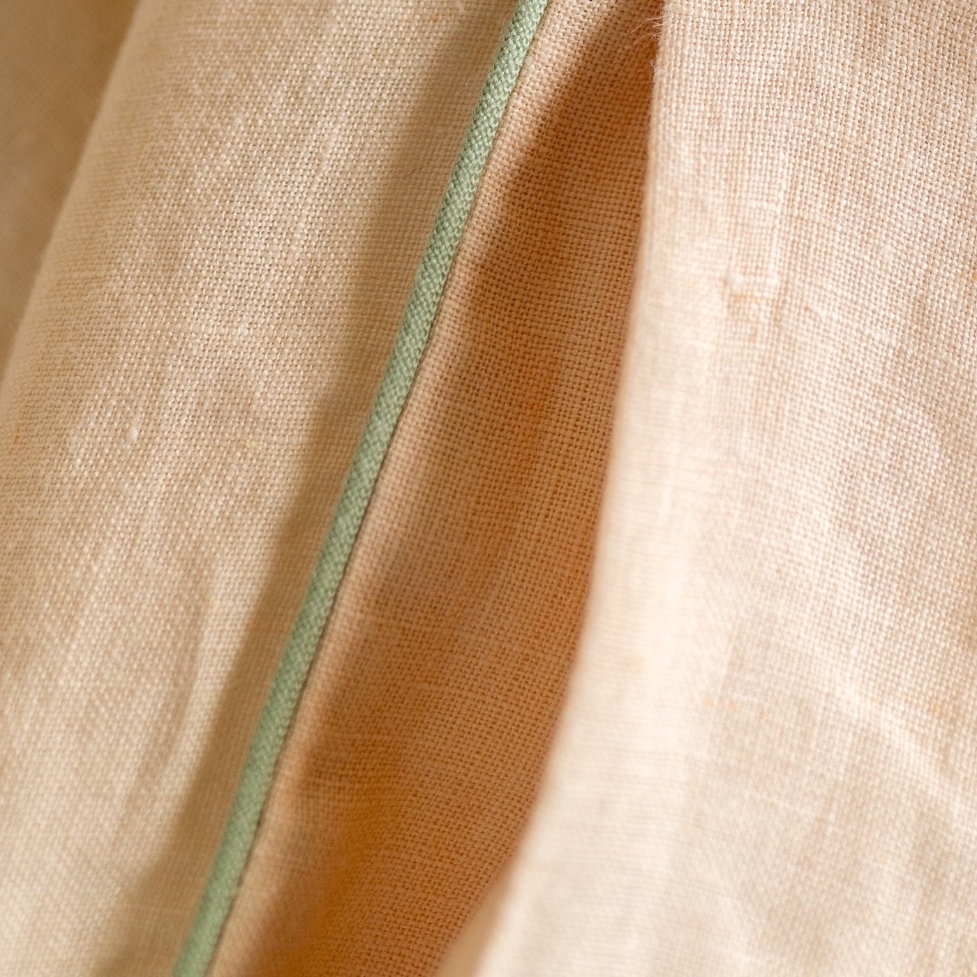 Brazilian Sand lino antklodės užvalkalas rinkinys with Sage Piping — naturalusdrabuziai.lt