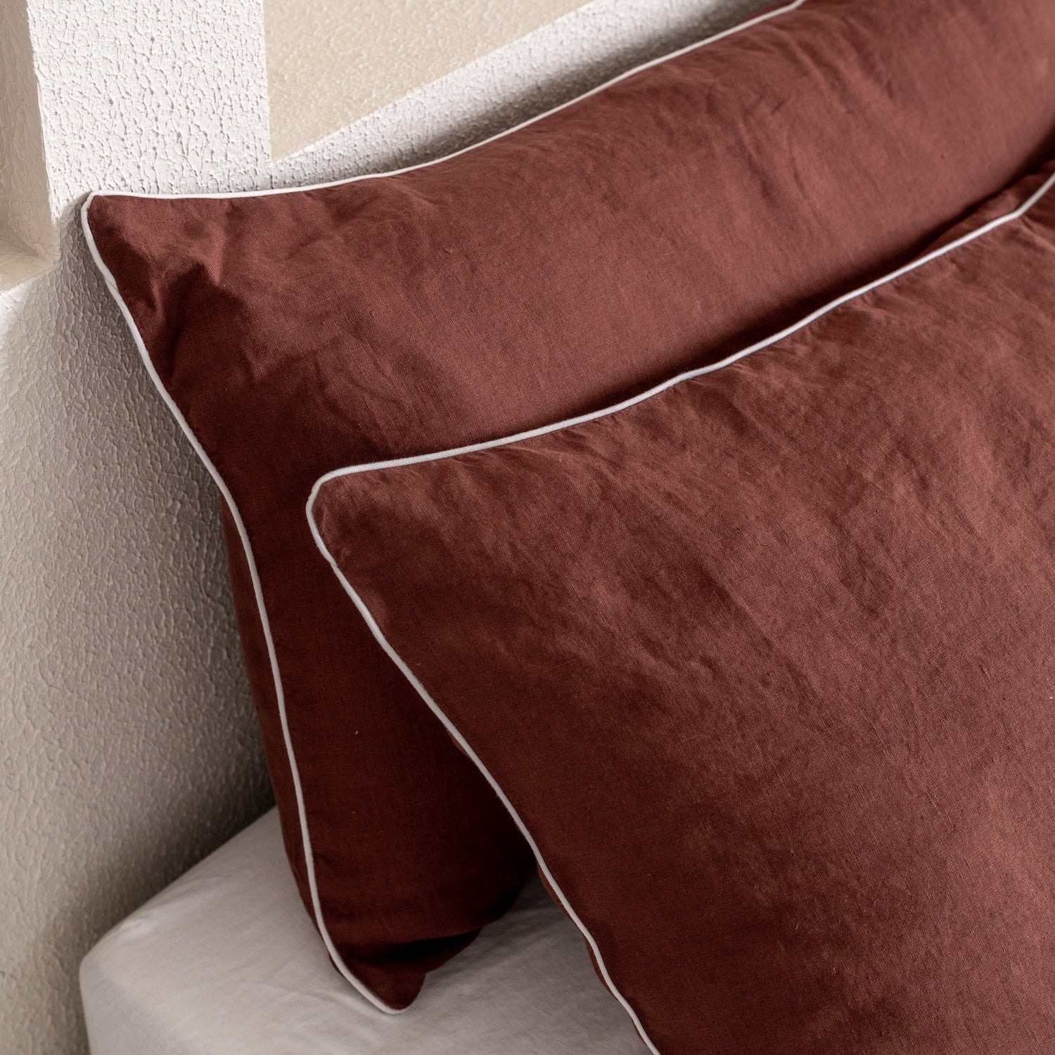 Chocolate lino pagalvės užvalkalas with White Piping rinkinys 2 vnt. — naturalusdrabuziai.lt