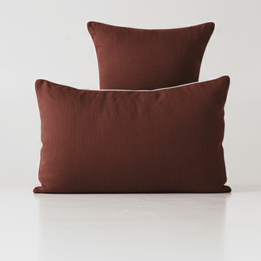 Chocolate lino pagalvės užvalkalas with White Piping rinkinys 2 vnt. — naturalusdrabuziai.lt