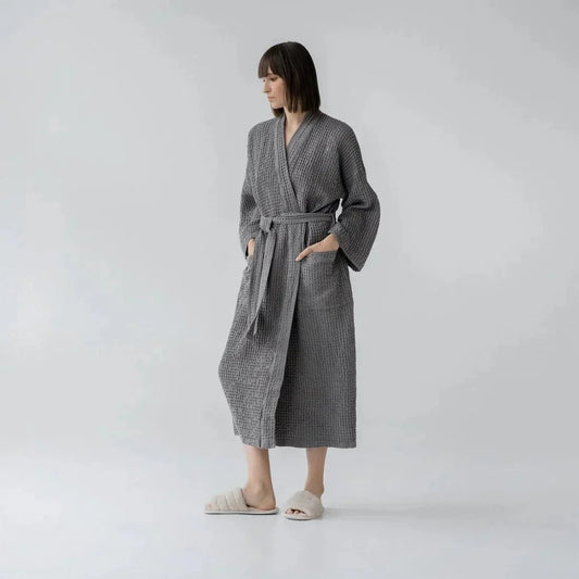 Dark Grey lino & medvilnės Honeycomb Waffle chalatas — naturalusdrabuziai.lt