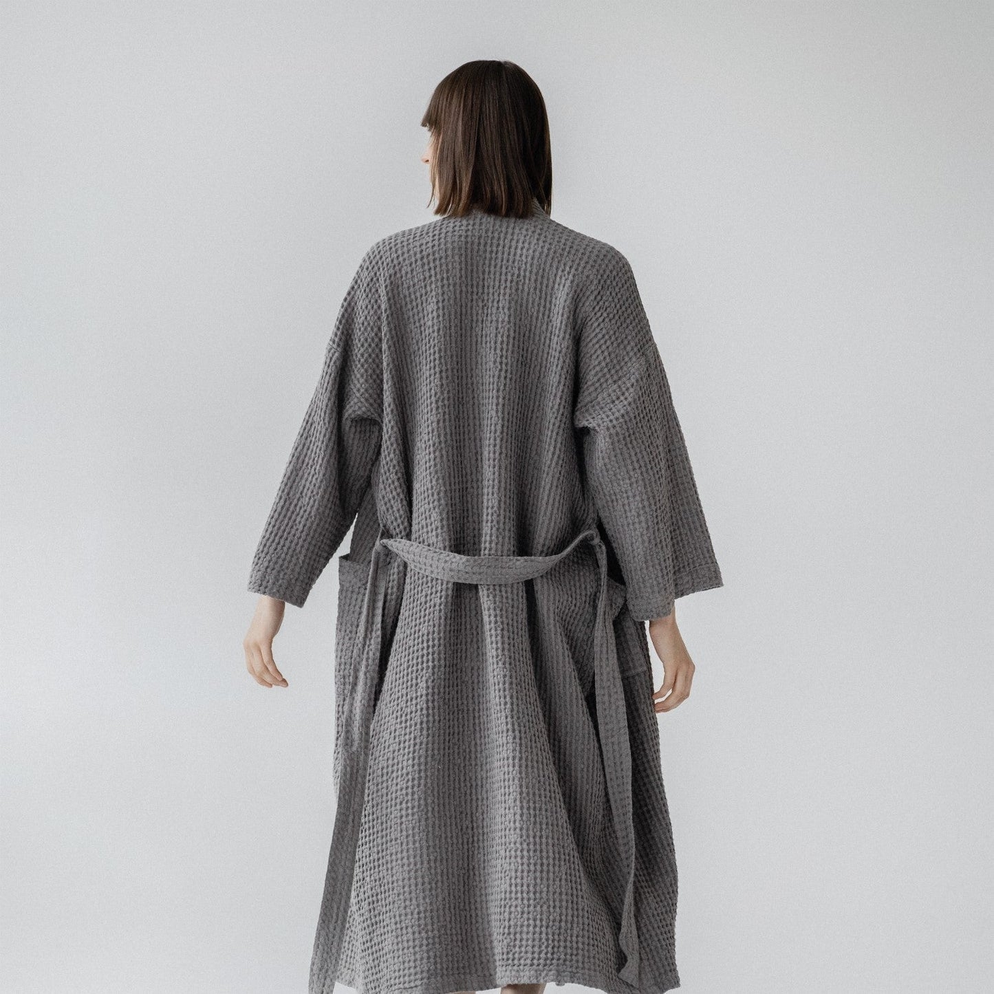 Dark Grey lino & medvilnės Honeycomb Waffle chalatas — naturalusdrabuziai.lt