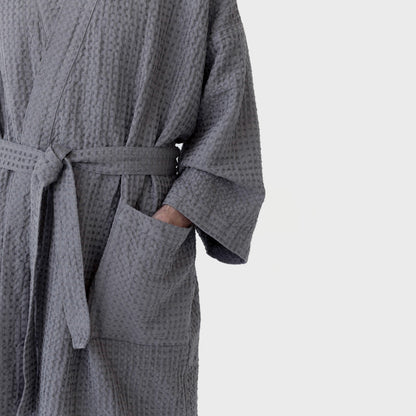 Dark Grey lino & medvilnės Honeycomb Waffle chalatas — naturalusdrabuziai.lt