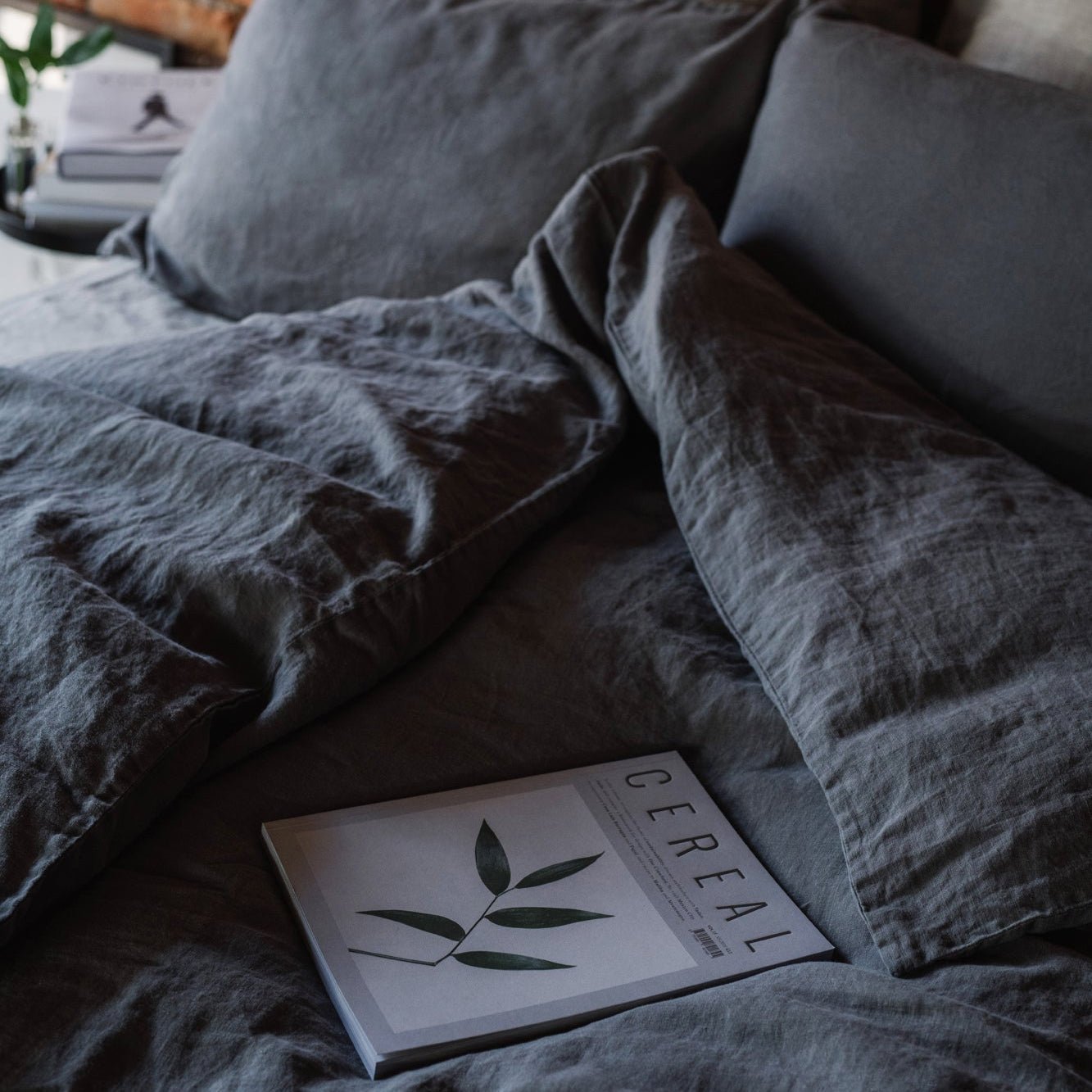 Dark Grey lino antklodės užvalkalas — naturalusdrabuziai.lt