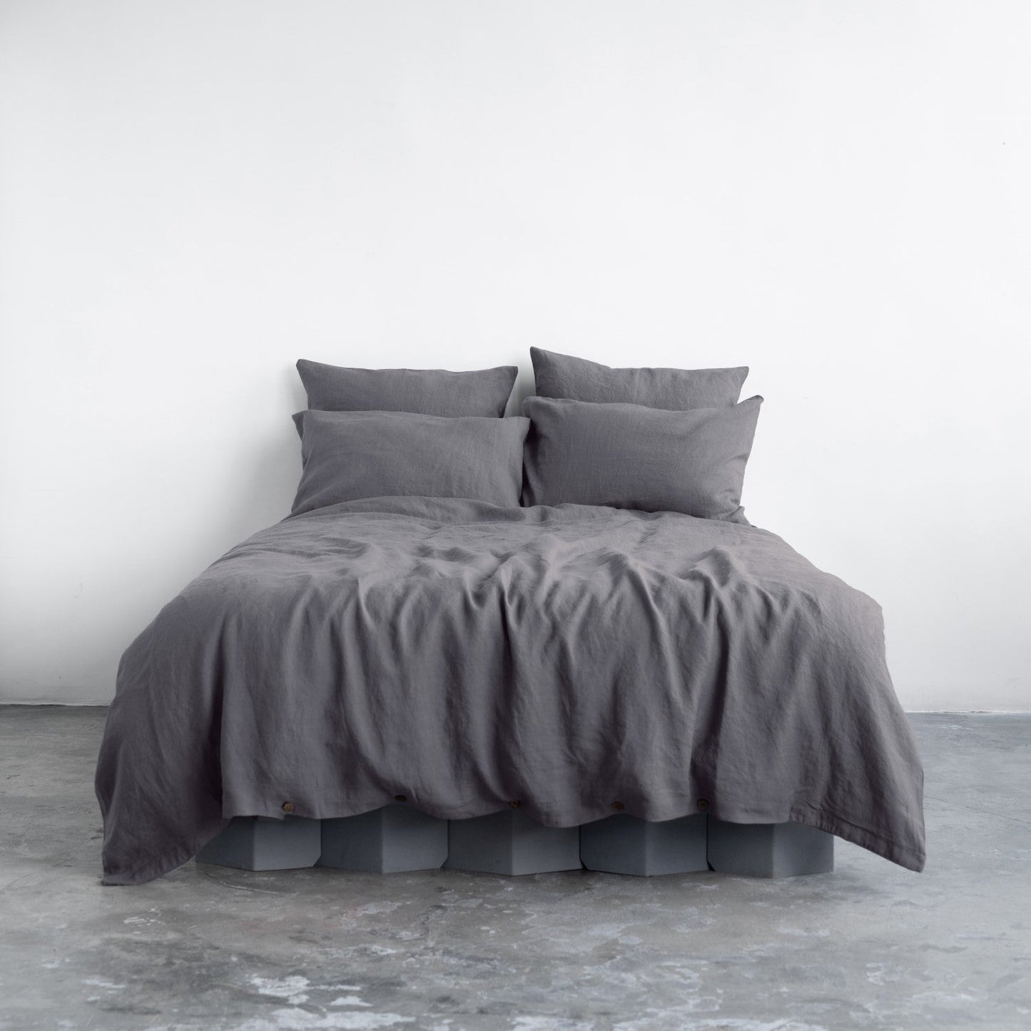 Dark Grey lino antklodės užvalkalas rinkinys — naturalusdrabuziai.lt