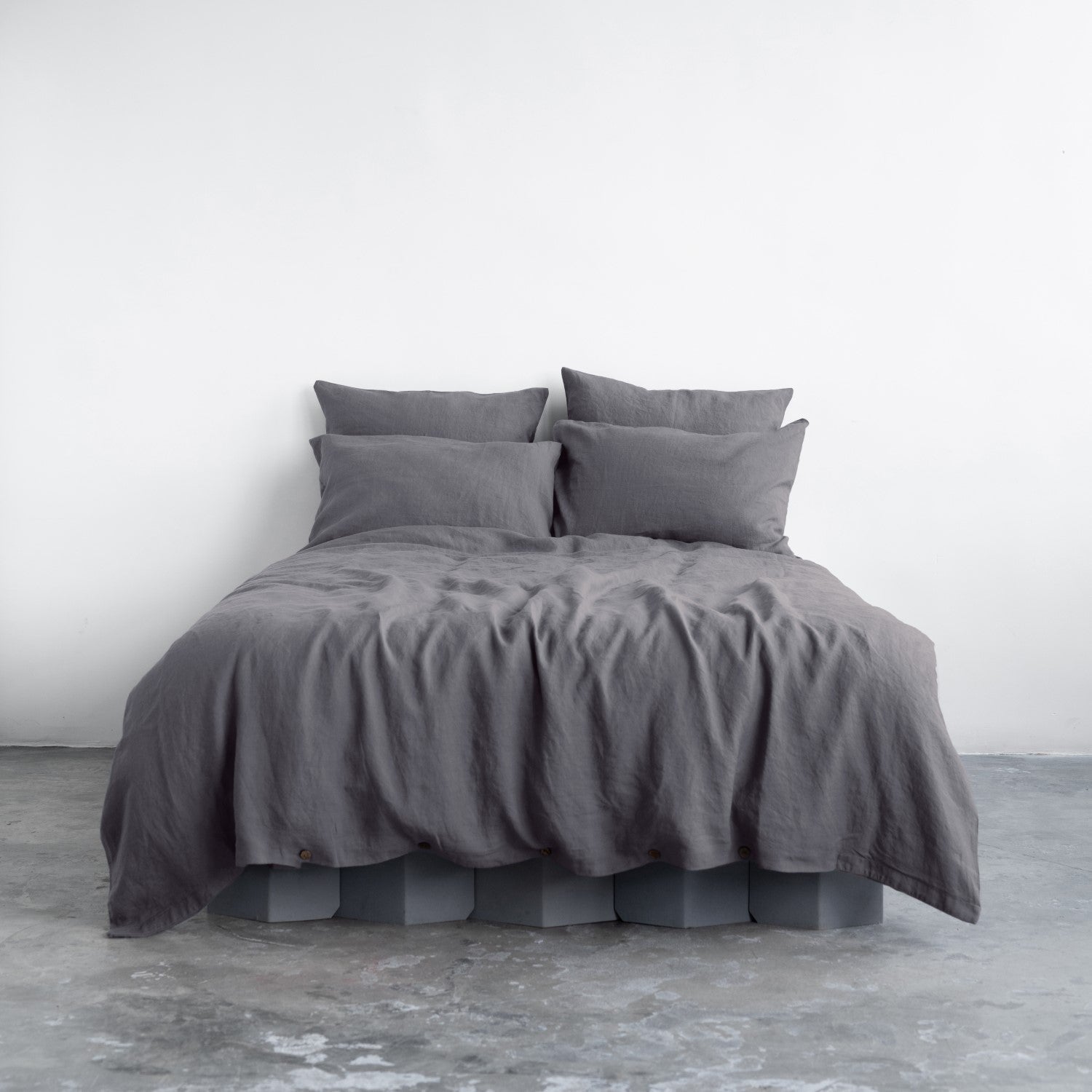 Dark Grey lino antklodės užvalkalas rinkinys — naturalusdrabuziai.lt
