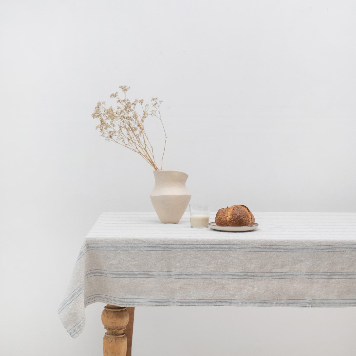 Grey Blue Wide Stripe Rustic lino staltiesė — naturalusdrabuziai.lt