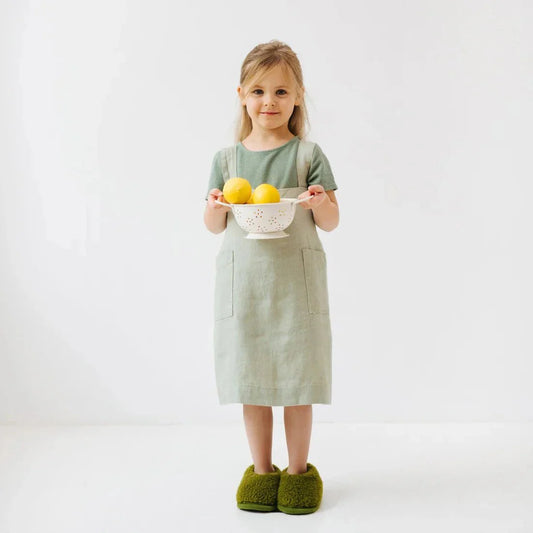 Vaikų Sage lino Pinafore prijuostė — naturalusdrabuziai.lt