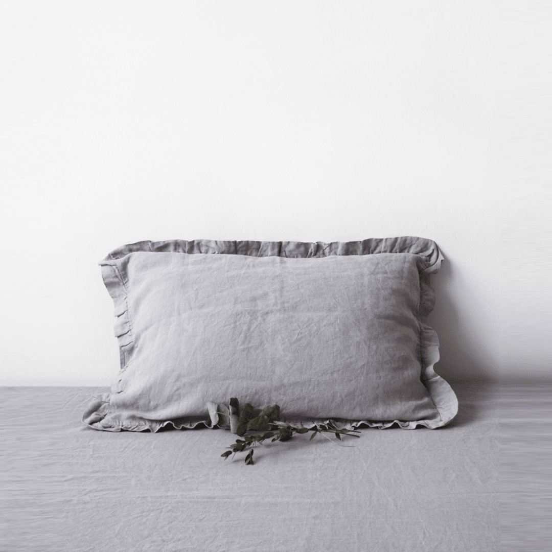 Light Grey lino pagalvės užvalkalas su klostelėmis — naturalusdrabuziai.lt