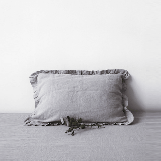 Light Grey lino pagalvės užvalkalas su klostelėmis — naturalusdrabuziai.lt