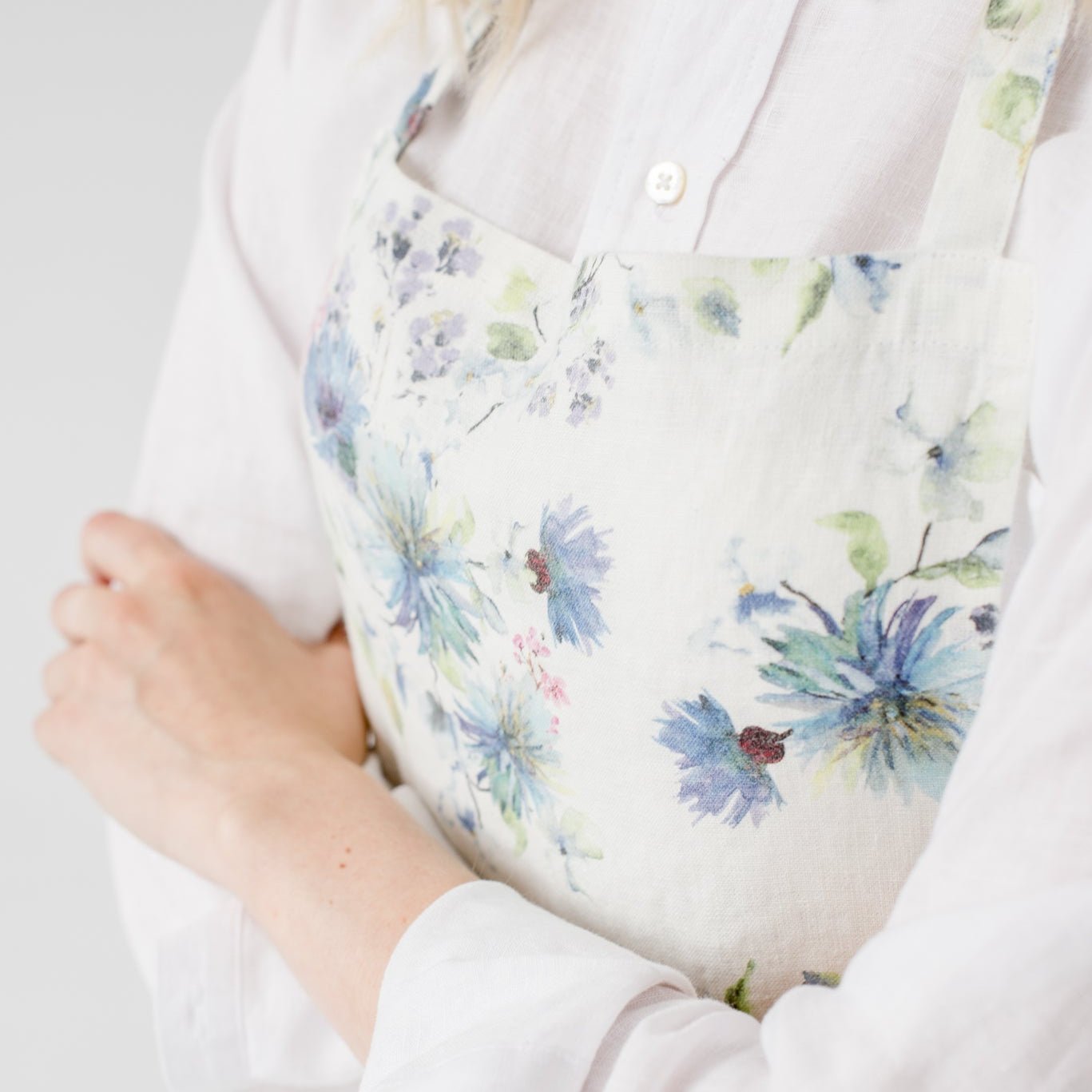 LIMITED EDITION White Flowers lino kasdienė prijuostė — naturalusdrabuziai.lt