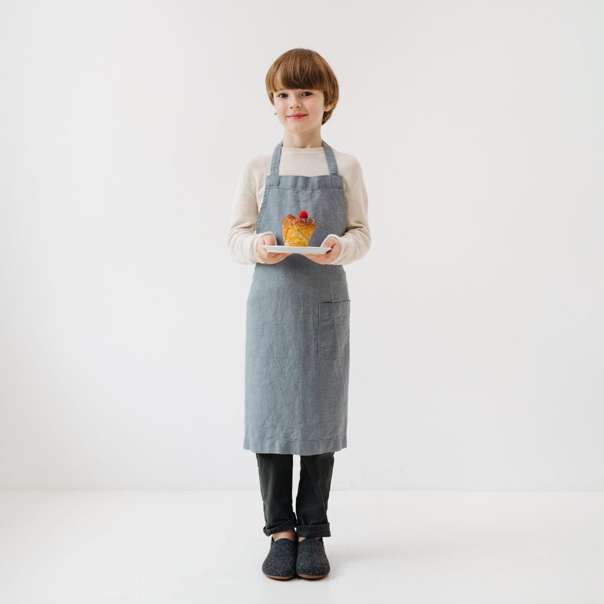 Lino prijuostė vaikams (sarafano tipo) – Mėlynos miglos — naturalusdrabuziai.lt