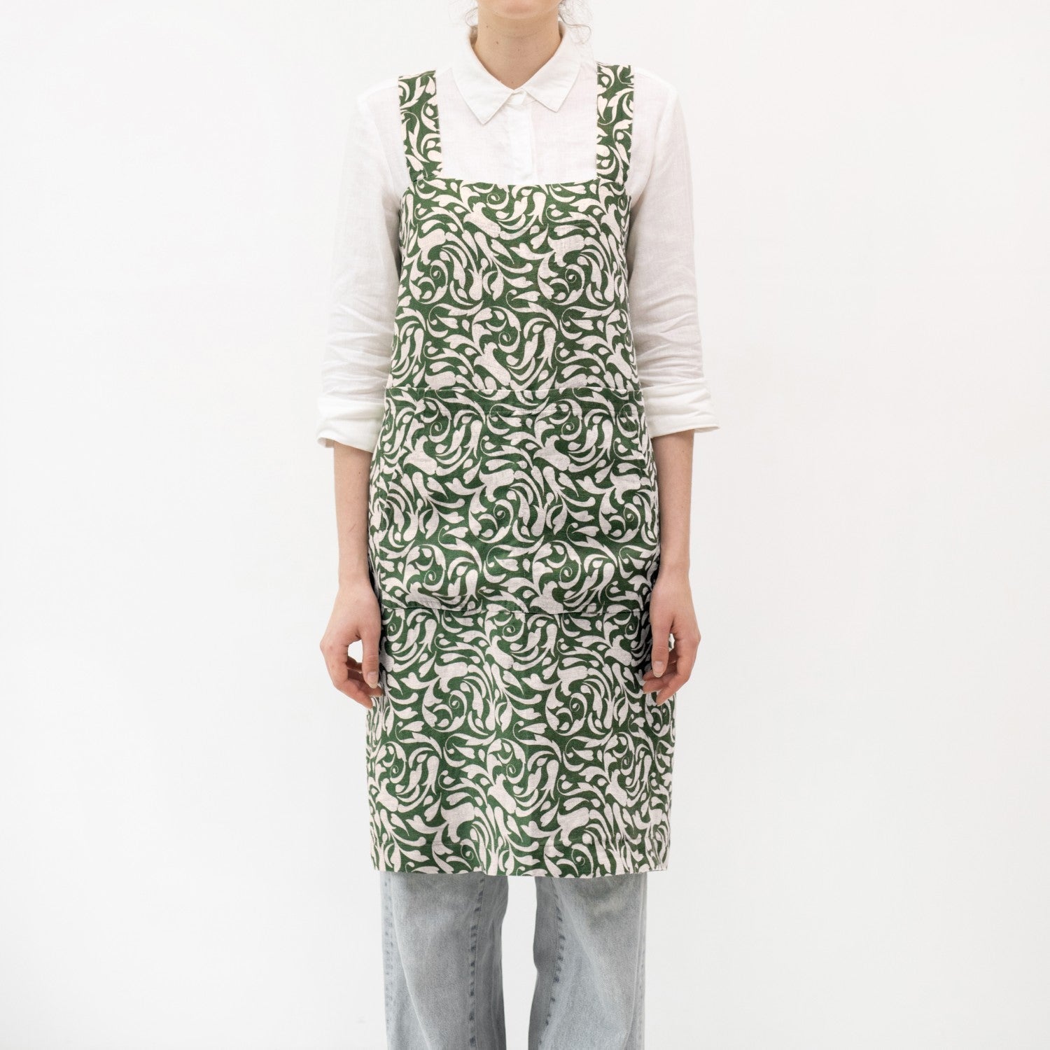 lino Tales Evergreen Damask on Light Natural lino Pinafore prijuostė — naturalusdrabuziai.lt