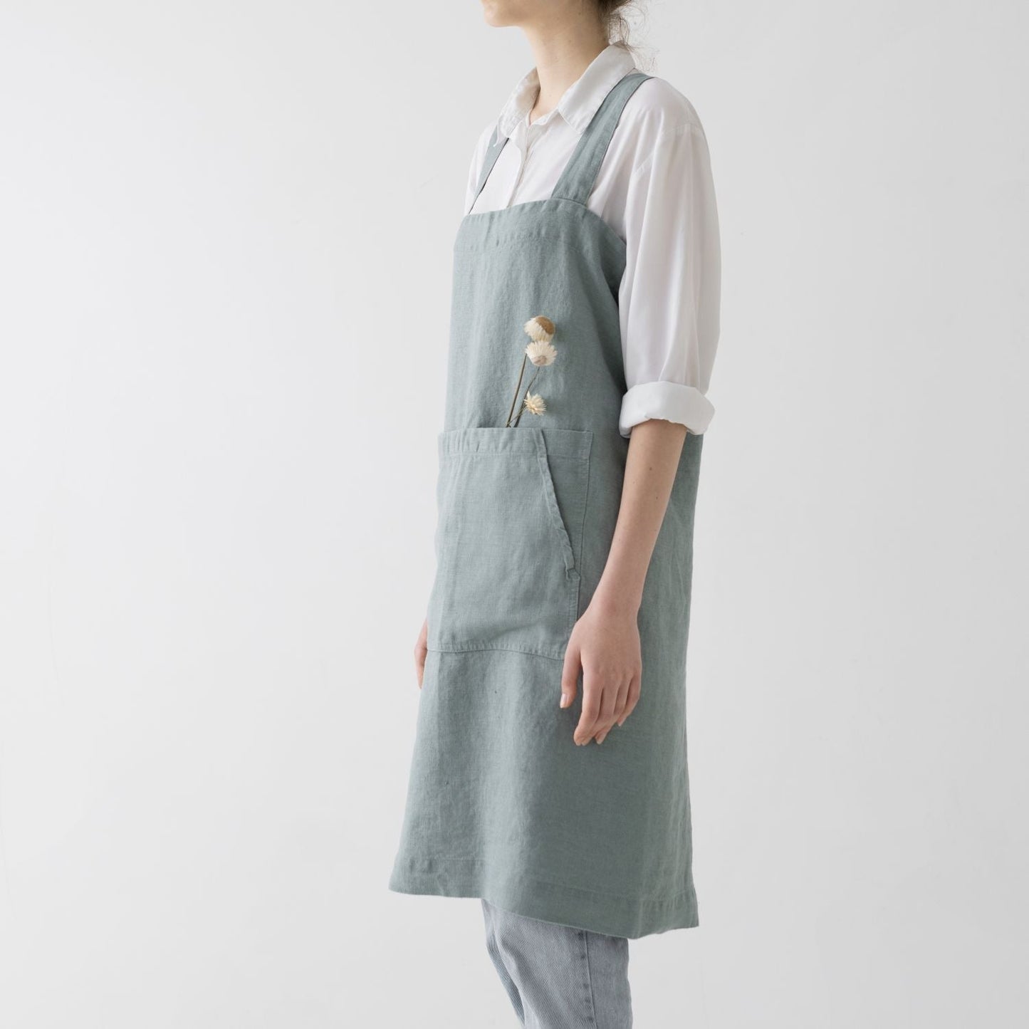 lino Tales Green Milieu lino Pinafore prijuostė — naturalusdrabuziai.lt