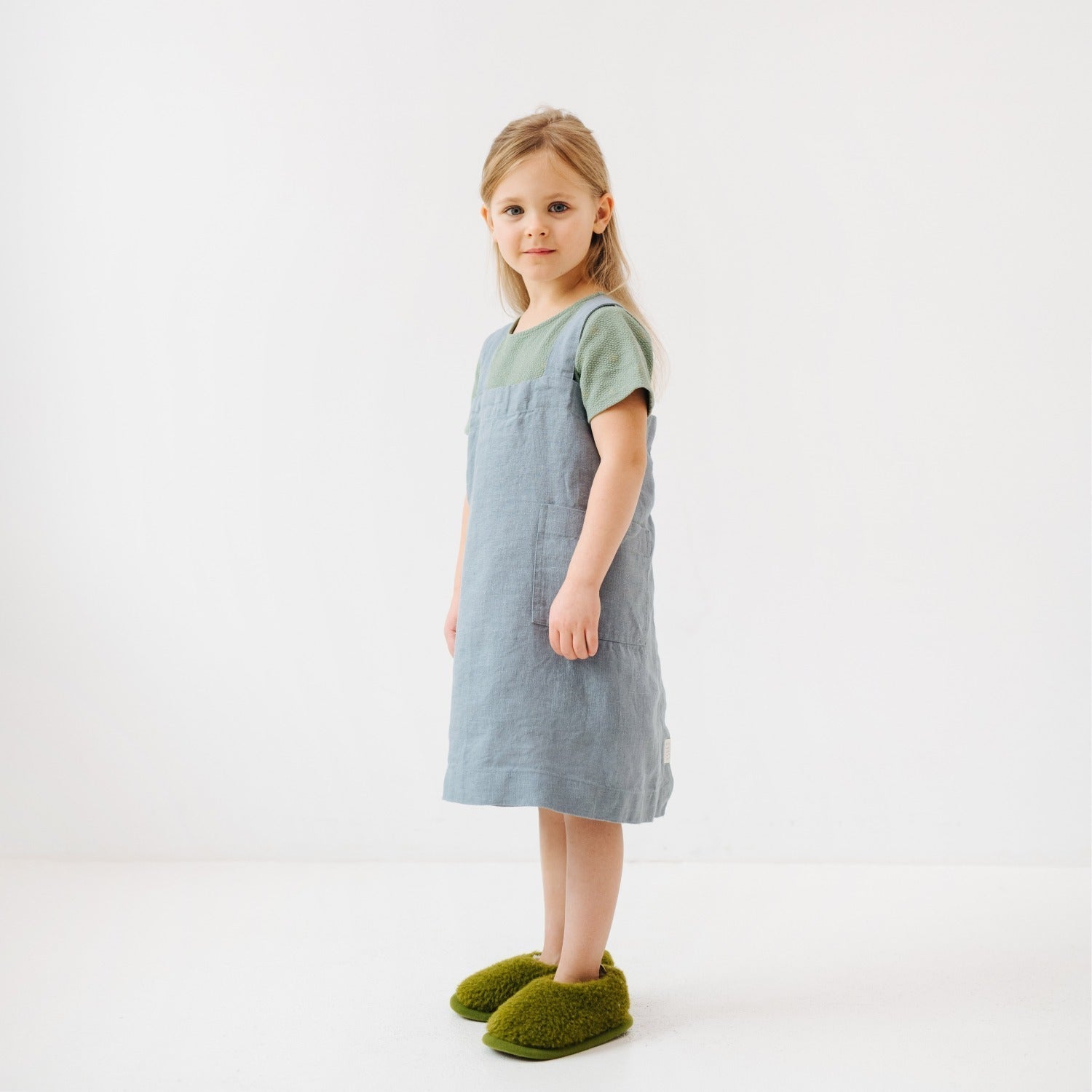 Vaikų Blue Fog lino Pinafore prijuostė — naturalusdrabuziai.lt