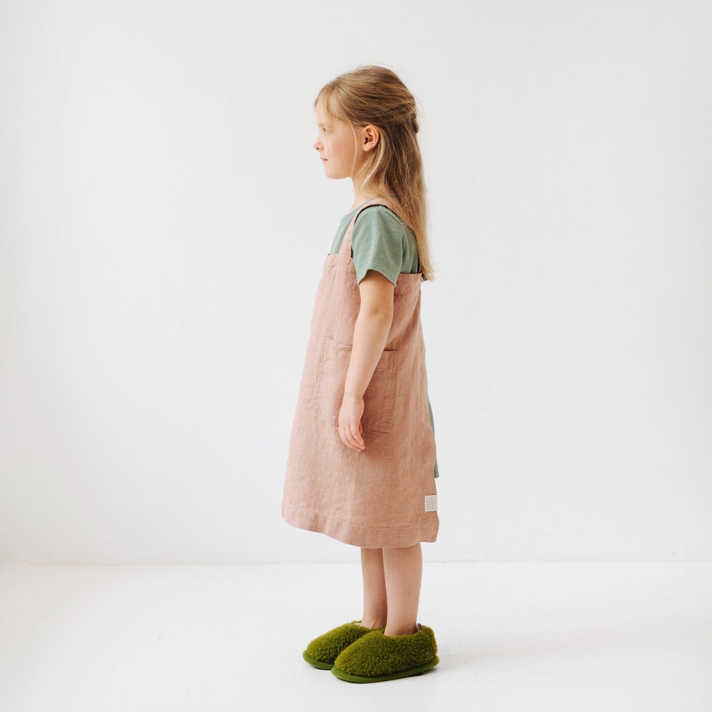 Vaikų Cafe Creme lino Pinafore prijuostė — naturalusdrabuziai.lt