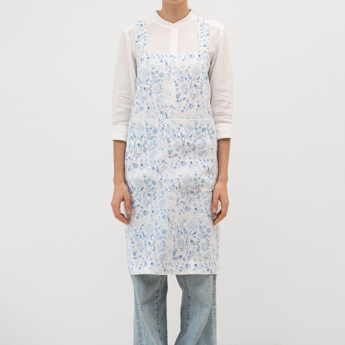 lino Tales White Botanical Blue lino Pinafore prijuostė — naturalusdrabuziai.lt