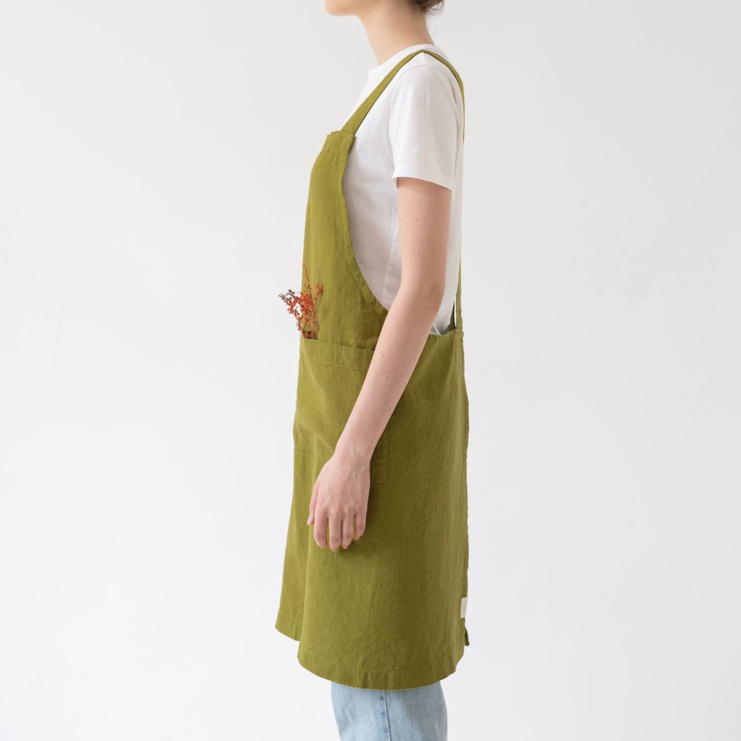 Moss Green lino kryžminio tipo prijuostė — naturalusdrabuziai.lt