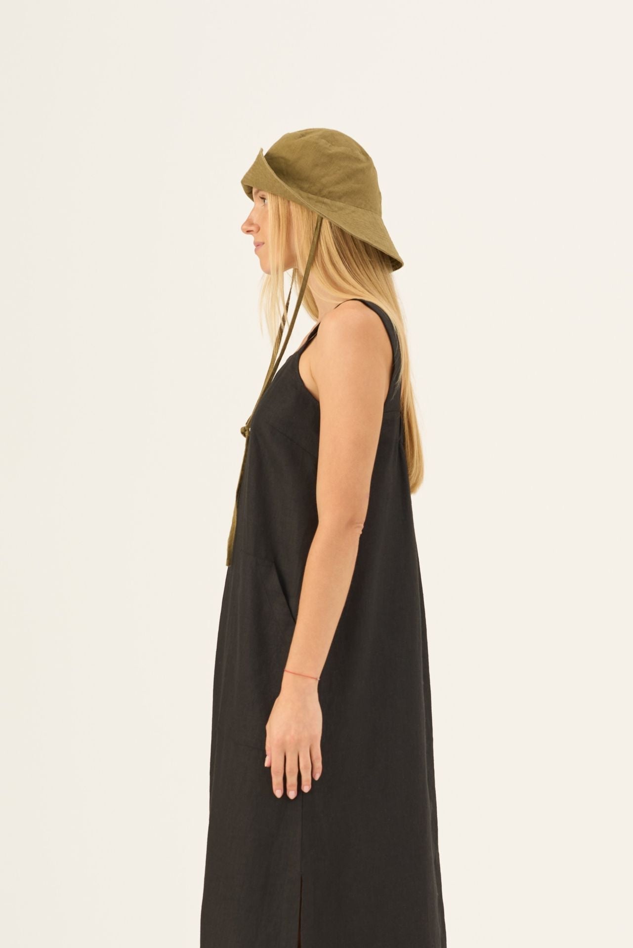 Olive Khaki lino Solaris kepurė — naturalusdrabuziai.lt