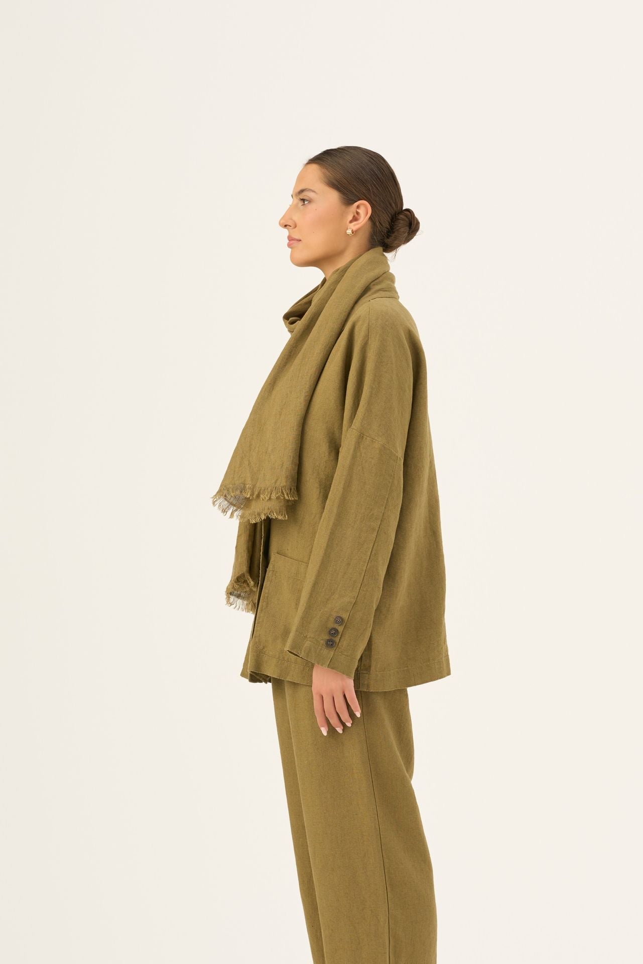 Olive Khaki lino Woodbine šalikas — naturalusdrabuziai.lt