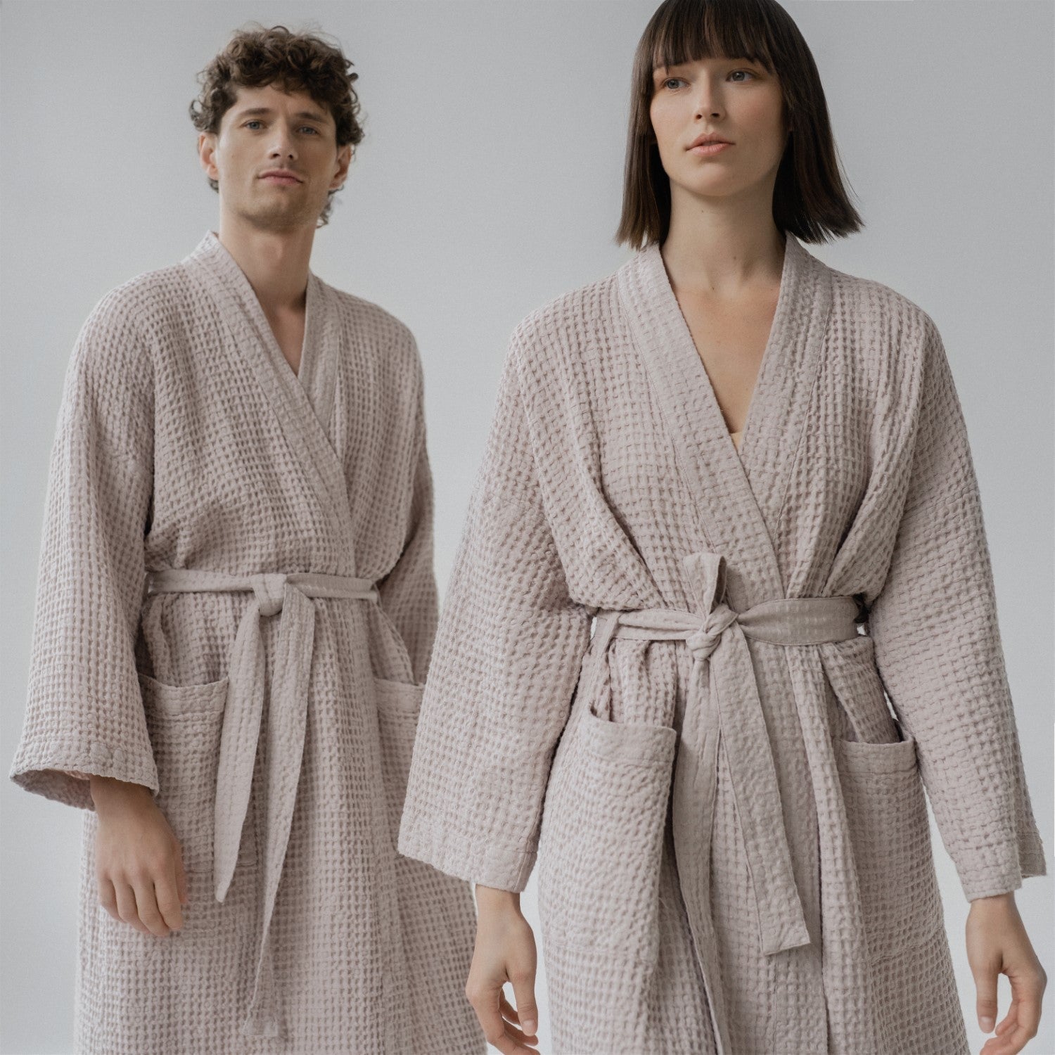 Powder lino & medvilnės Honeycomb Waffle chalatas — naturalusdrabuziai.lt
