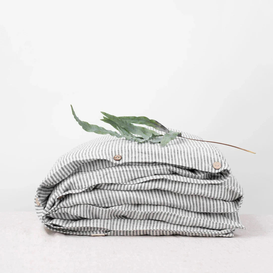 Thin Black Stripes lino antklodės užvalkalas — naturalusdrabuziai.lt