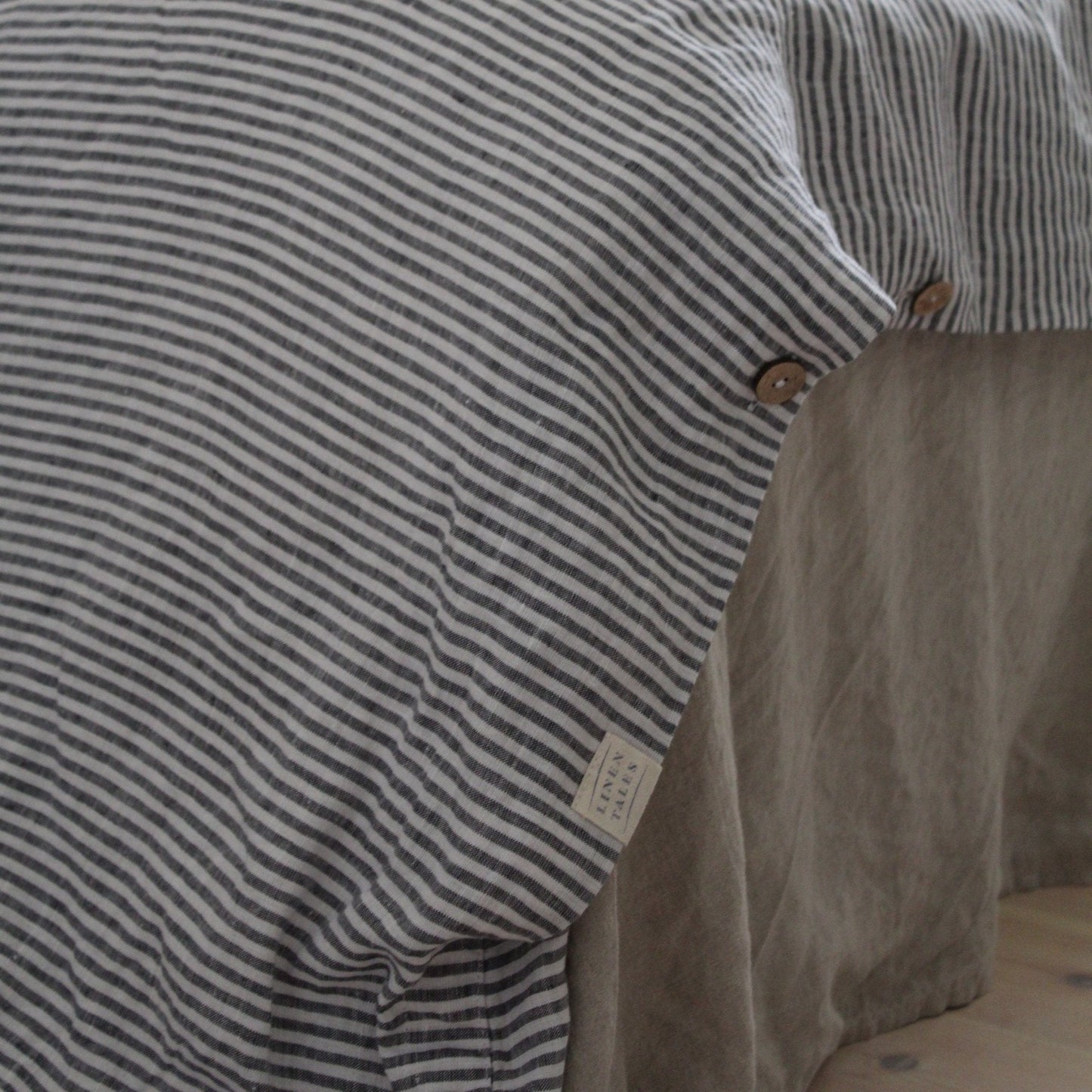 Thin Black Stripes lino antklodės užvalkalas rinkinys — naturalusdrabuziai.lt