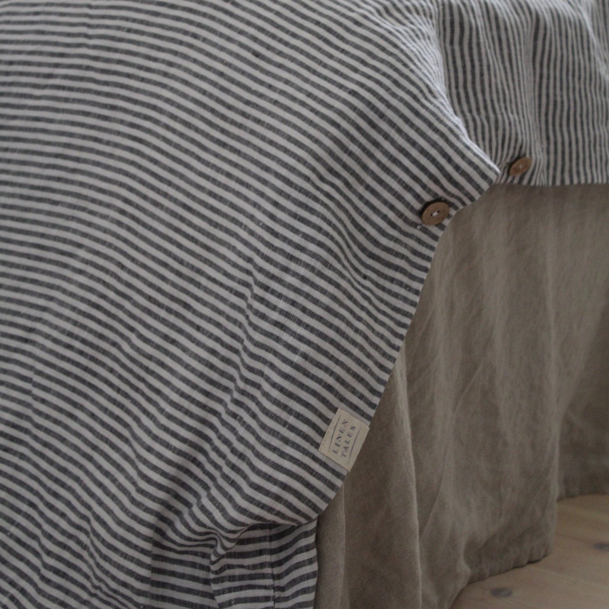 Thin Black Stripes lino antklodės užvalkalas rinkinys — naturalusdrabuziai.lt