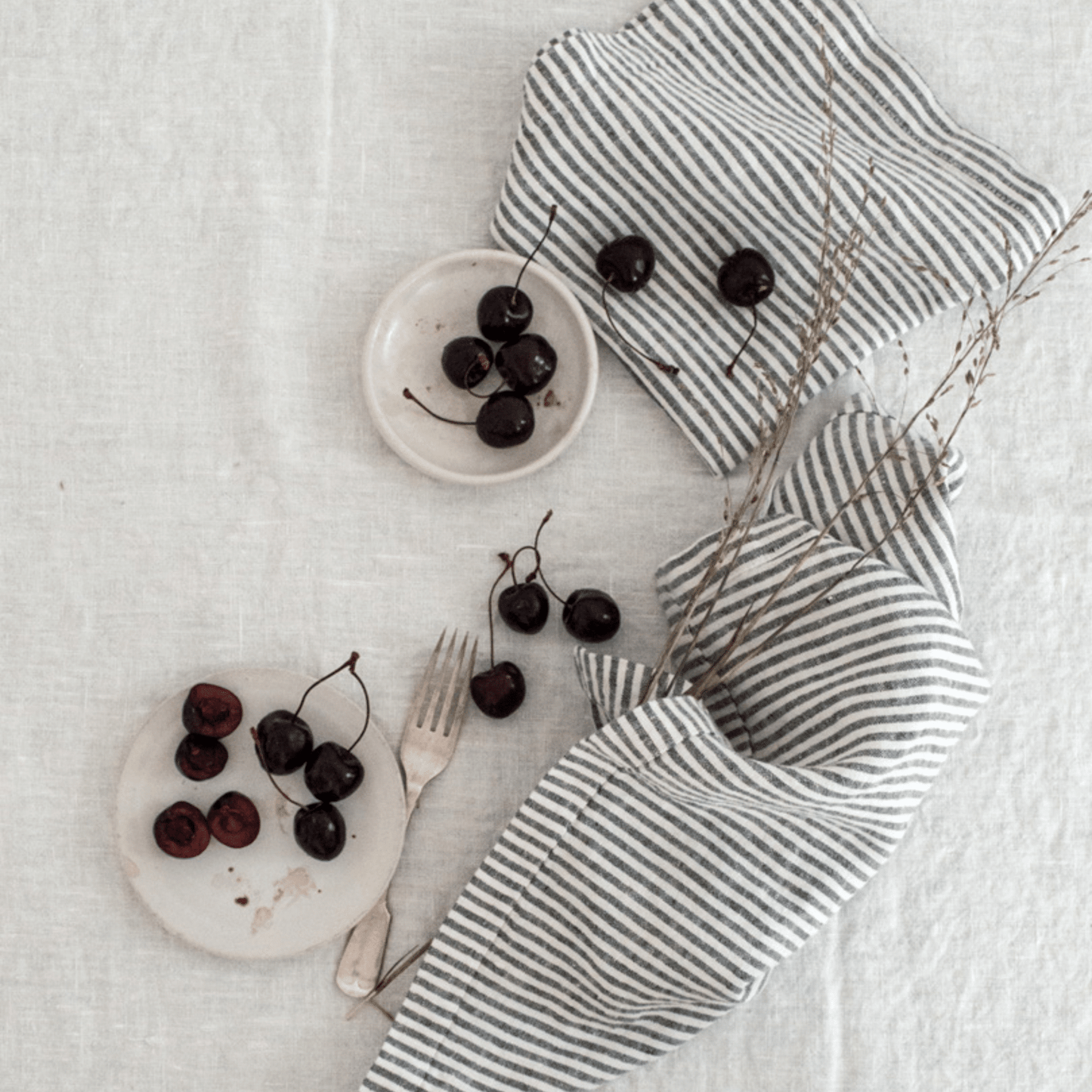 Thin Black Stripes lino servetėlių rinkinys 2 vnt. — naturalusdrabuziai.lt