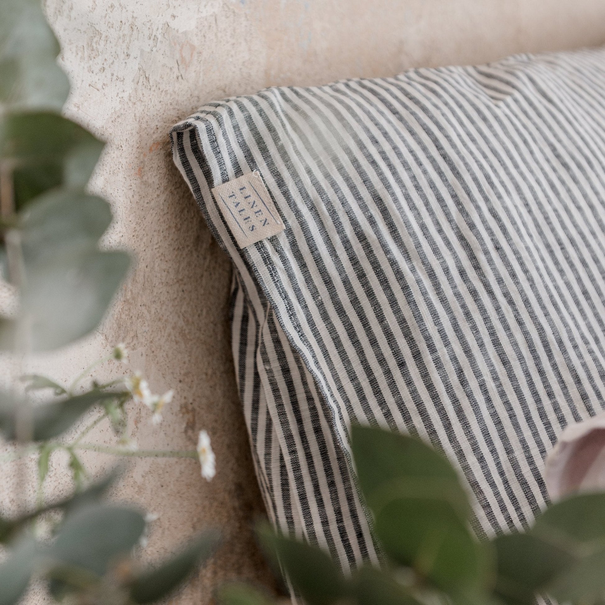 Thin Black Stripes lino pagalvės užvalkalas — naturalusdrabuziai.lt