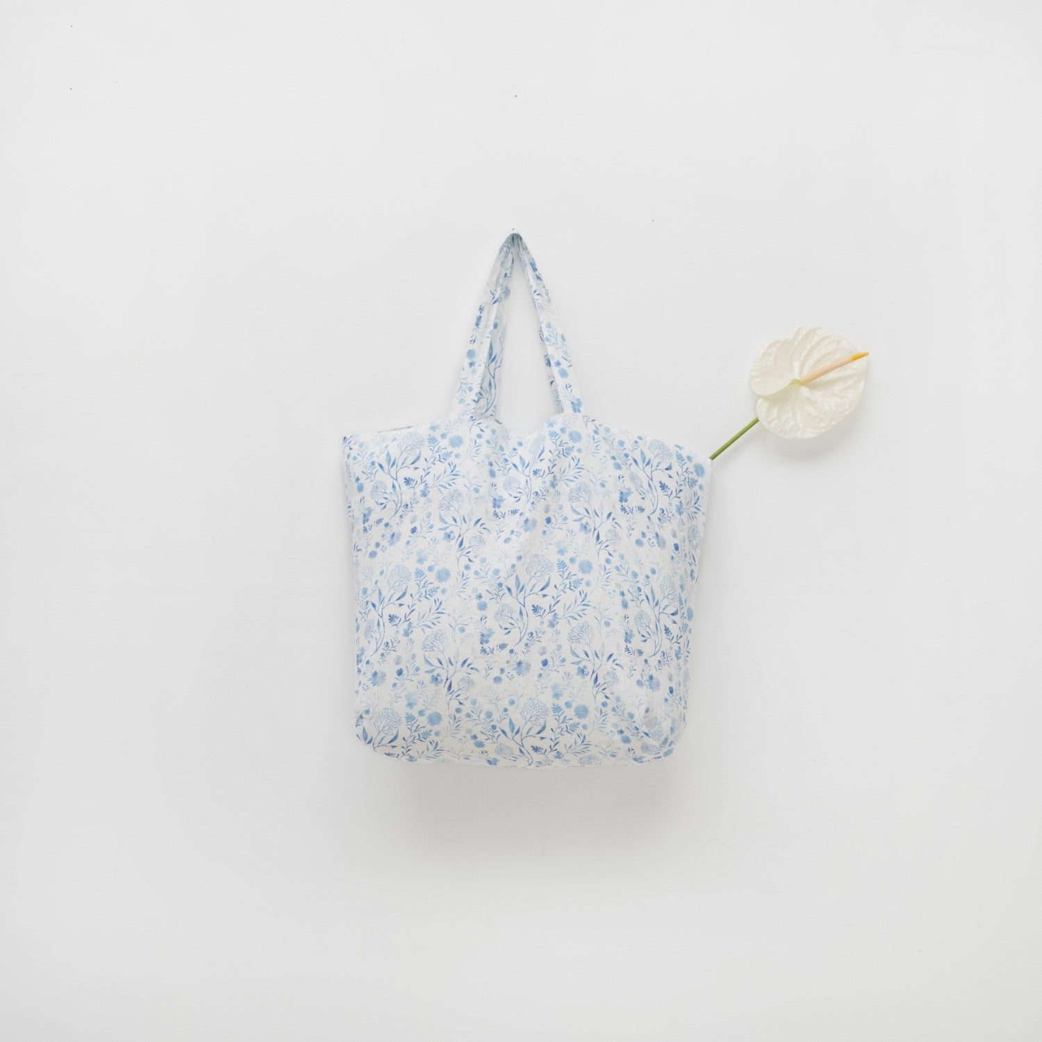 White Botanical Blue lino didelis krepšys — naturalusdrabuziai.lt