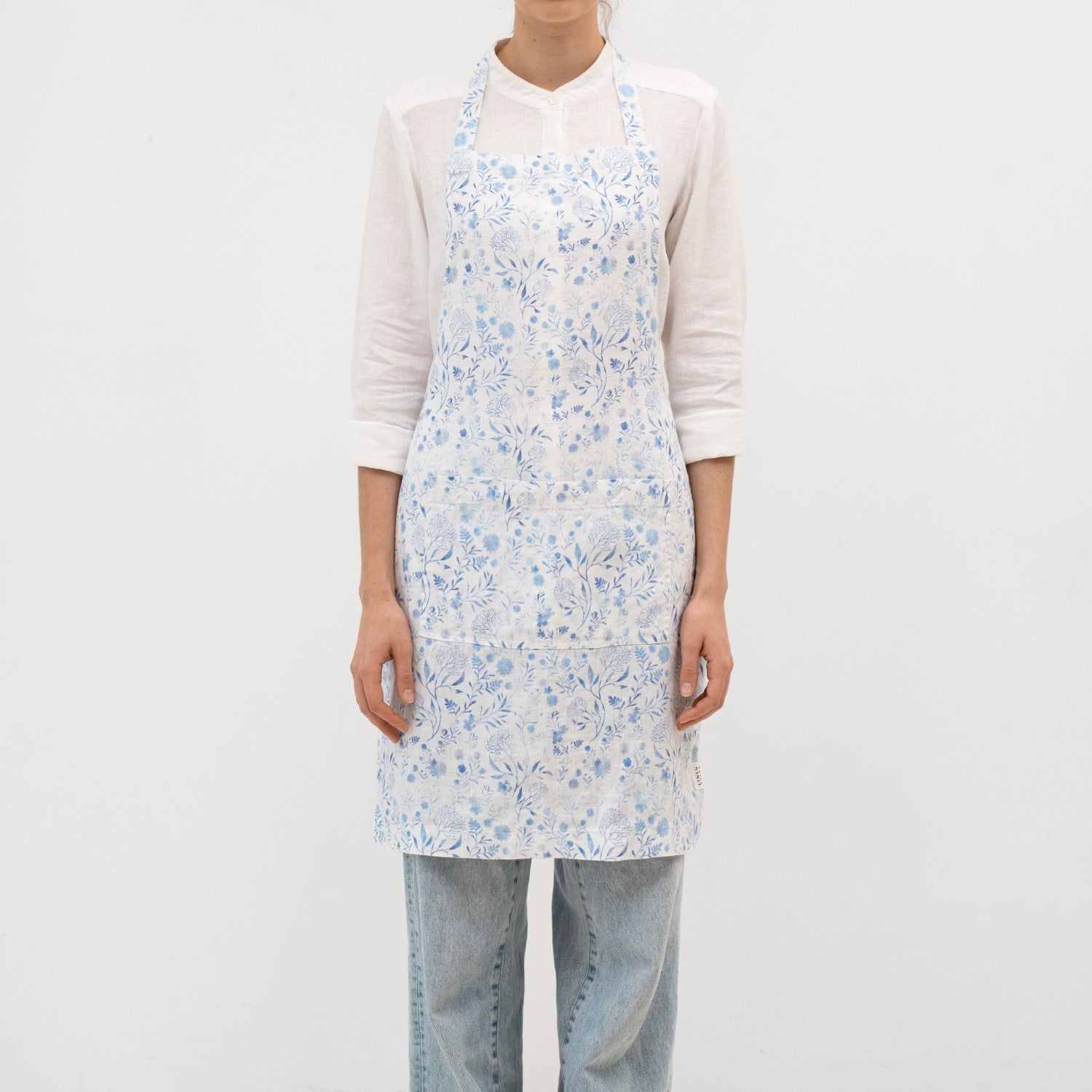 White Botanical Blue lino kasdienė prijuostė — naturalusdrabuziai.lt